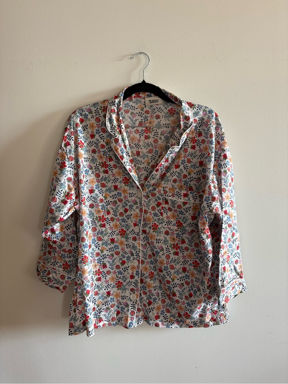 Sleepy Jones Floral Cotton Pajama Top - White with Red & Blue Flowers